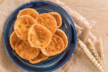 kurutulmuş rendelenmiş domuz etinin pirinç kraker