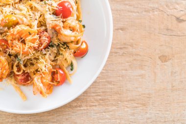 Spagetti karides, domates, fesleğen ve peynir ile 