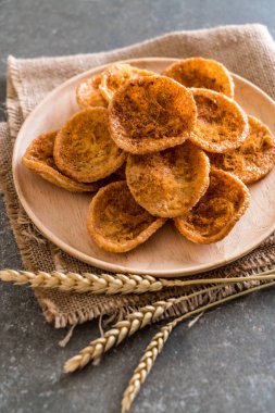 kurutulmuş rendelenmiş domuz etinin pirinç kraker