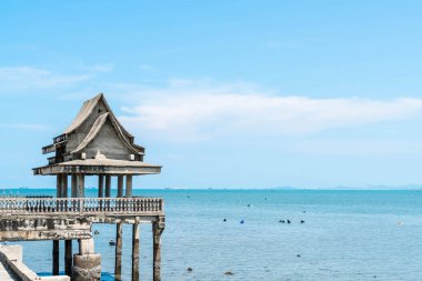 Deniz kumsalda köşk