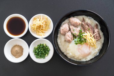 domuz eti ve yumurta ile pirinç lapası