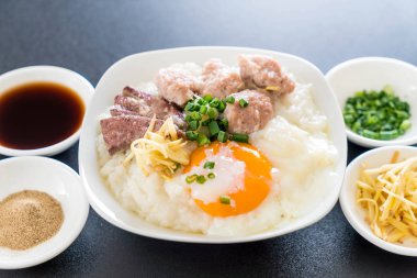 domuz eti ve yumurta ile pirinç lapası