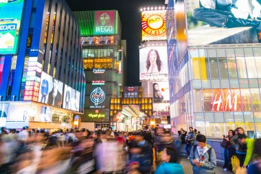 Osaka, Japonya - 19 Kasım 2016: Bir grup insan shopp için yürüyüş