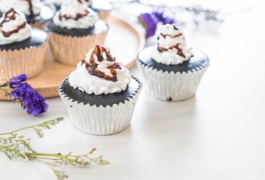 krem şanti ile çikolatalı kek