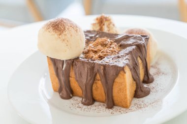 Bal tost vanilyalı dondurma ve çikolata ile