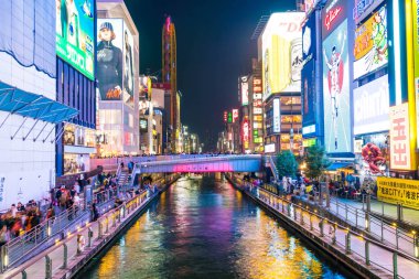 Osaka, Japonya - 19 Kasım 2016: Bir grup insan shopp için yürüyüş