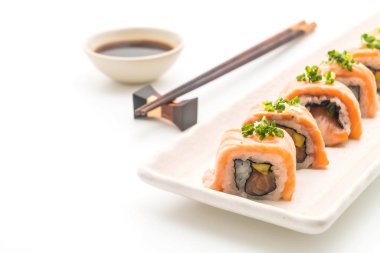 ızgara somon suşi roll - Japon gıda tarzı