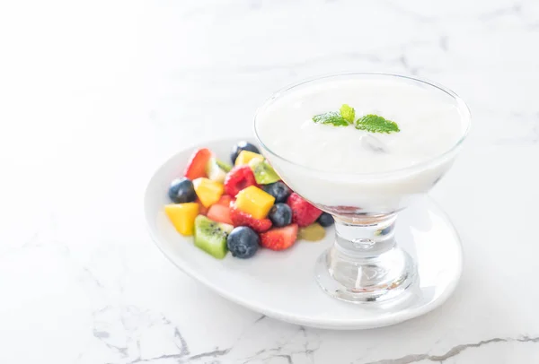 Yogur con fruta mixta (fresa, arándanos, frambuesa, kiw) — Foto de Stock