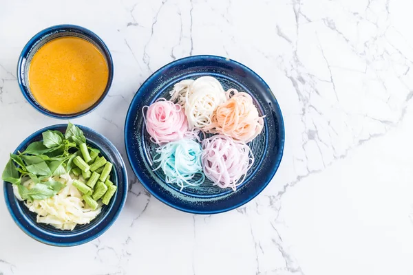 erişte ile balık köri sos ve sebze