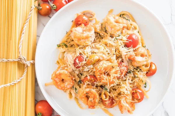Espaguetis con gambas, tomates, albahaca y queso — Foto de Stock