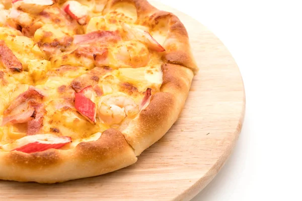 Beyaz arka plan üzerinde izole pizza hawaiian deniz ürünleri 