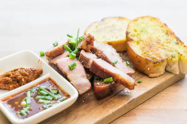 sarımsaklı ekmek ile kömür haşlanmış domuz eti boyun