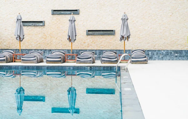 Güzel lüks şemsiye ve sandalye etrafında Açık Yüzme Havuzu