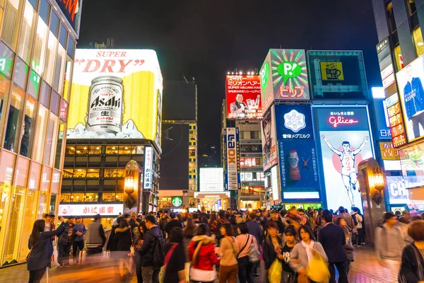日本大阪-2016 年 11 月 19 日： 一群人走到上床睡觉之前 — 图库照片