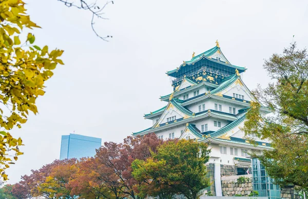 Hermosa arquitectura en el castillo de Osaka — Foto de Stock