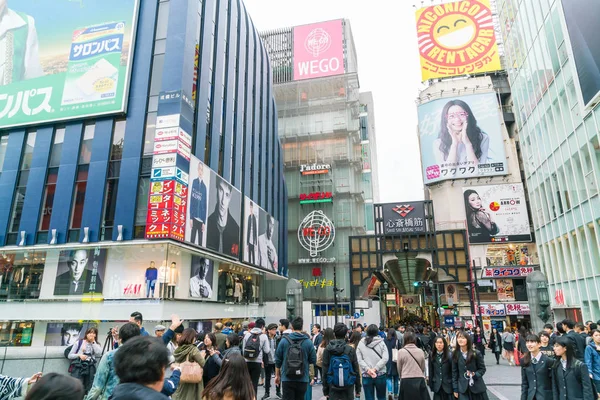 マリーンに歩く人の大阪、日本 - 2016 年 11 月 19 日: グループ — ストック写真