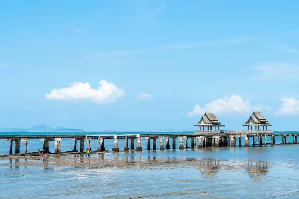 Pabellón en la playa del mar — Foto de Stock