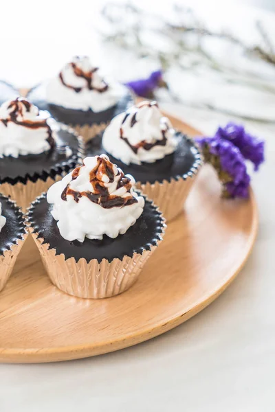 Schokoladentasse Kuchen mit Schlagsahne — Stockfoto