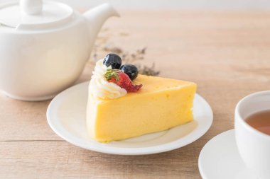 peynirli kek çilek ve yaban mersini