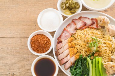 Yumurta noodle kırmızı kızarmış domuz, gevrek domuz eti, köfte ve çorba ile 