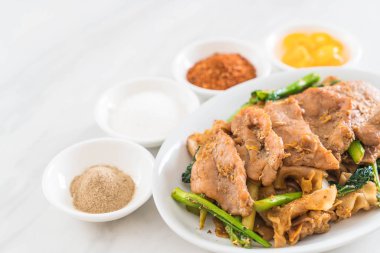 soya sosu ve domuz kızarmış noodle 