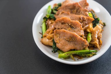 soya sosu ve domuz kızarmış noodle 