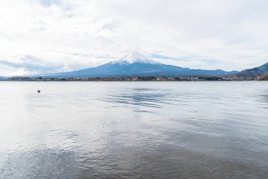 Japonya 'daki Kawaguchiko Gölü' nde Fuji Dağı..
