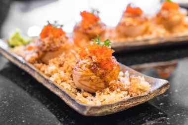 Izgara somon suşi roll