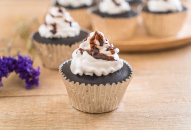 krem şanti ile çikolatalı kek