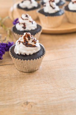 krem şanti ile çikolatalı kek