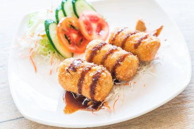 Kızarmış patates Tonkatsu sos ile