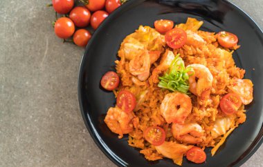 Kore baharatlı sos ve karides kızarmış pilav