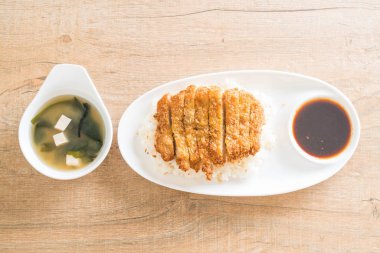 tepesinde pirinç (tonkatsu) ile miso çorbası kızarmış domuz eti