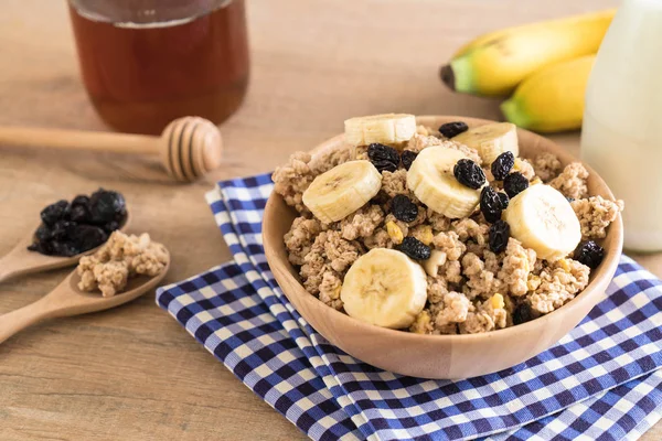 Granola muz, Kuru üzüm ve süt ile 