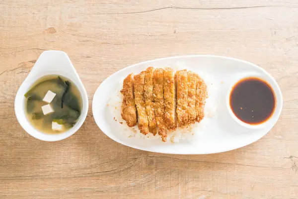 tepesinde pirinç (tonkatsu) ile miso çorbası kızarmış domuz eti