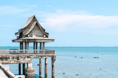 Deniz kumsalda köşk