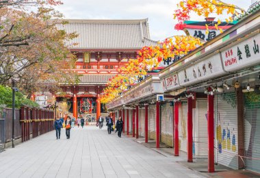 Toyko, Japonya - 16 Kasım 2016: turist Nakamise Dori üzerinde yürümek 