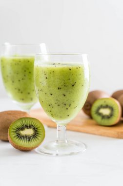 Sağlıklı taze kivi smoothie cam