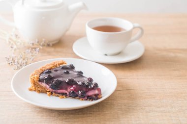 böğürtlenli turta çay ile