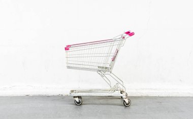 beyaz duvar ile alışveriş sepeti