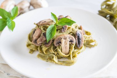Mantarlı ıspanak fettuccine