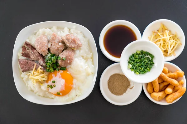 domuz eti ve yumurta ile pirinç lapası