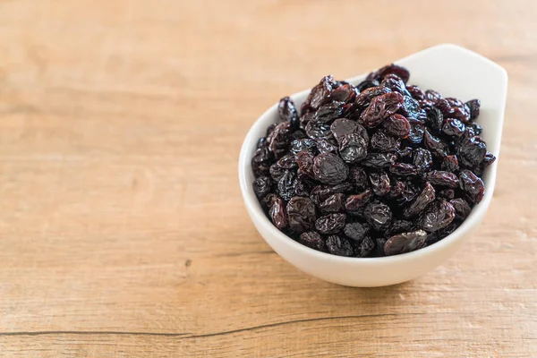 kabın içinde siyah kuru üzüm