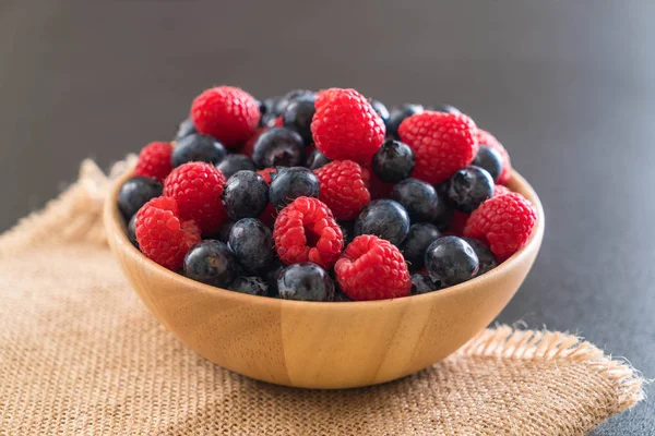 taze yaban mersini ve rasberry 