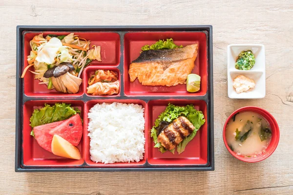 ızgara somon bento koymak