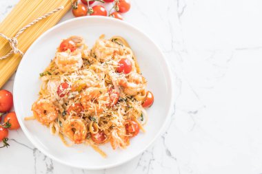 Spagetti karides, domates, fesleğen ve peynir ile 