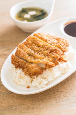 tepesinde pirinç (tonkatsu) ile miso çorbası kızarmış domuz eti
