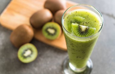 Sağlıklı taze kivi smoothie cam