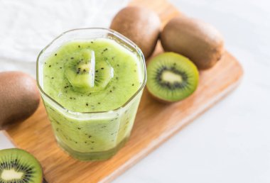 Sağlıklı taze kivi smoothie cam