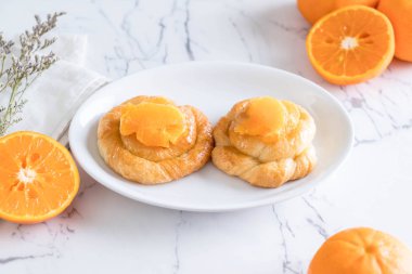 Turuncu plaka üzerinde tart